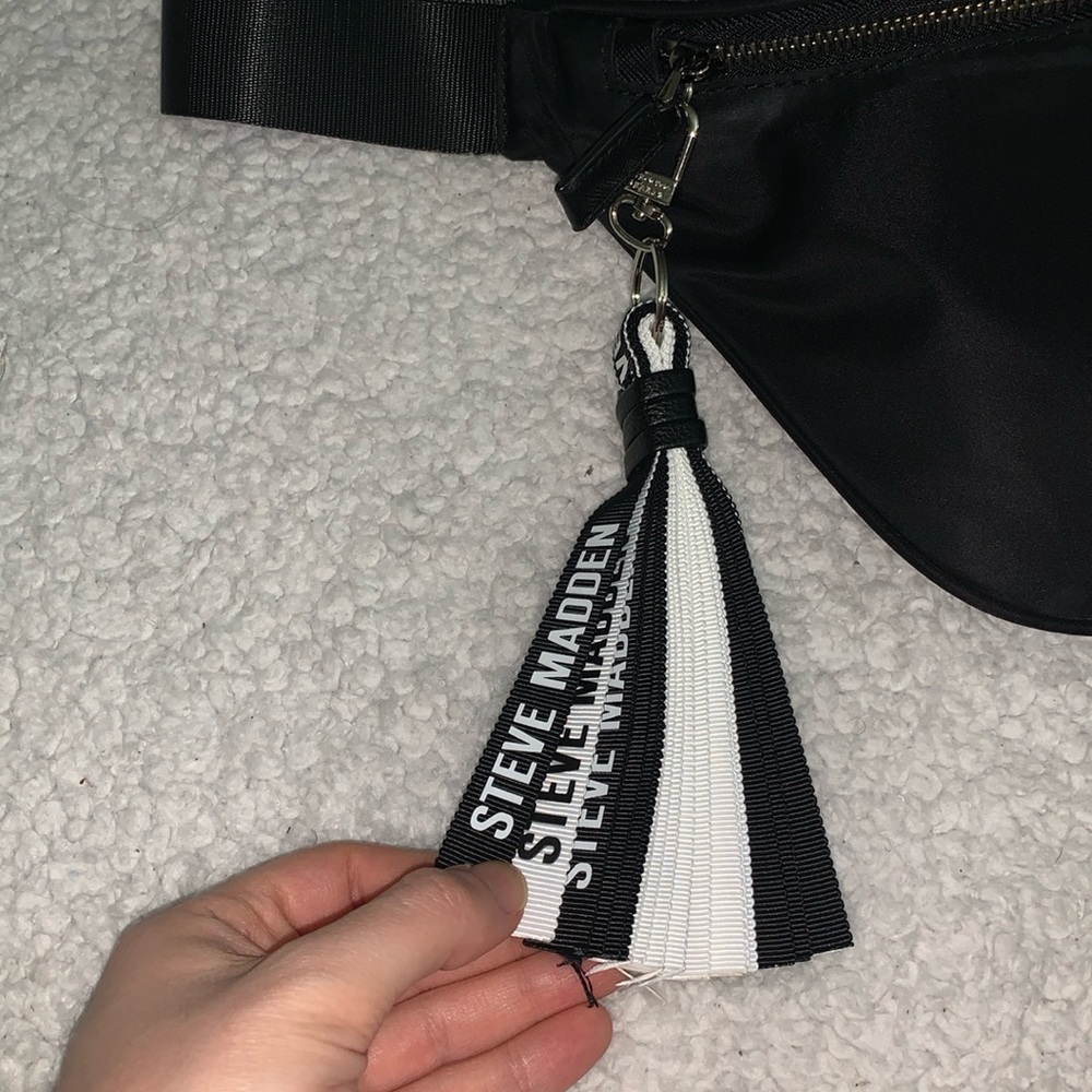 Steve Madden Black / White Keychain
